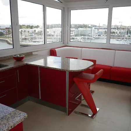 With Panoramic Yacht Marina Views 라고스
