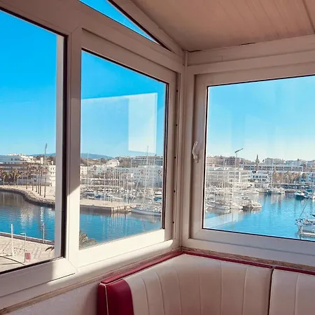 아파트 With Panoramic Yacht Marina Views