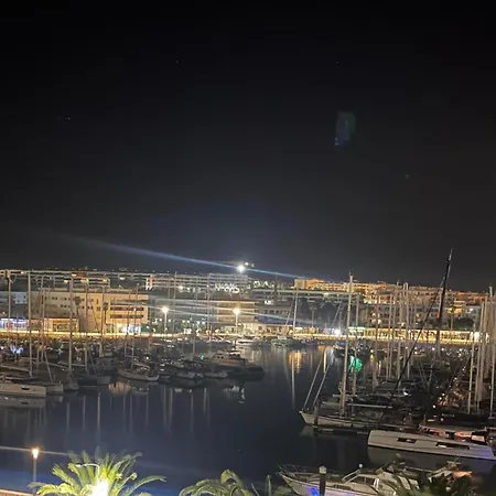 아파트 With Panoramic Yacht Marina Views 라고스